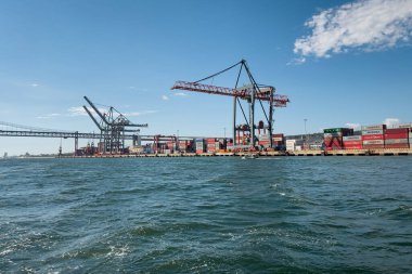 Lizbon Limanı 'ndan geçen bir tur teknesinden görüntü