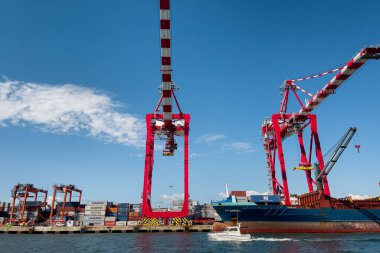 Lizbon Limanı 'ndan geçen bir tur teknesinden görüntü
