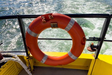 Lizbon 'da bir feribotta turuncu kurtarma yüzüğü.