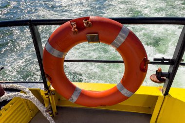 Lizbon 'da bir feribotta turuncu kurtarma yüzüğü.