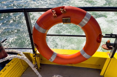 Lizbon 'da bir feribotta turuncu kurtarma yüzüğü.