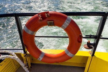 Lizbon 'da bir feribotta turuncu kurtarma yüzüğü.