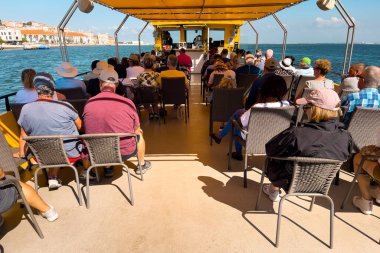 Bir grup turist Lizbon 'da bir tur teknesine biniyor.