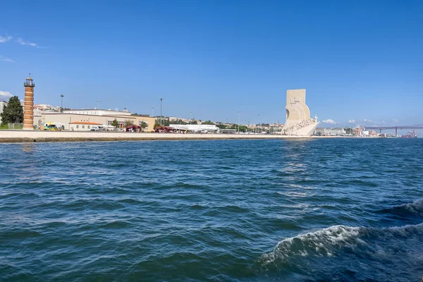 Vista Desde Barco Turístico Sobre Monumento Los Descubrimientos Lisboa —  Fotos de Stock