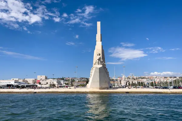Lizbon 'daki Keşifler Anıtı üzerinde bir tur teknesinden görüntü
