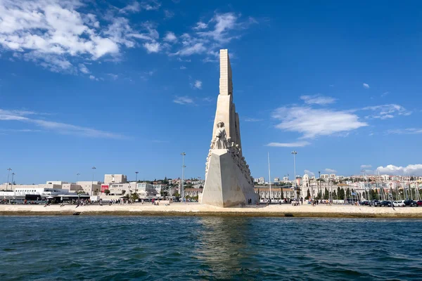 Lizbon 'daki Keşifler Anıtı üzerinde bir tur teknesinden görüntü