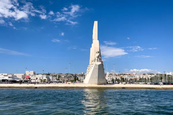 Lizbon 'daki Keşifler Anıtı üzerinde bir tur teknesinden görüntü