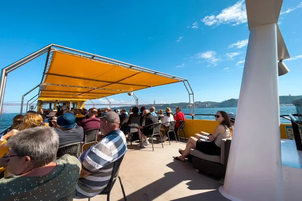 Grupo Turistas Dando Paseo Barco Turismo Lisboa —  Fotos de Stock