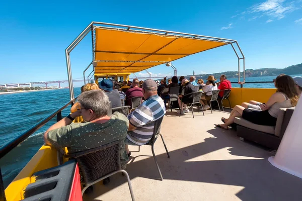 Grupo Turistas Dando Paseo Barco Turismo Lisboa — Foto de Stock