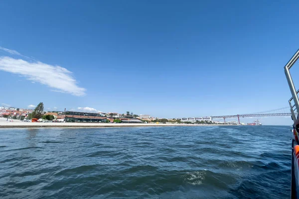 Widok Promu Wycieczkowego Nad Miastem Lizbona — Zdjęcie stockowe