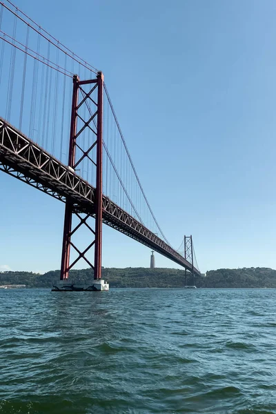 Мост Апреля Лиссабоне — стоковое фото