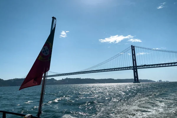 Португальський Прапор Мостом Квітня Задньому Плані — стокове фото
