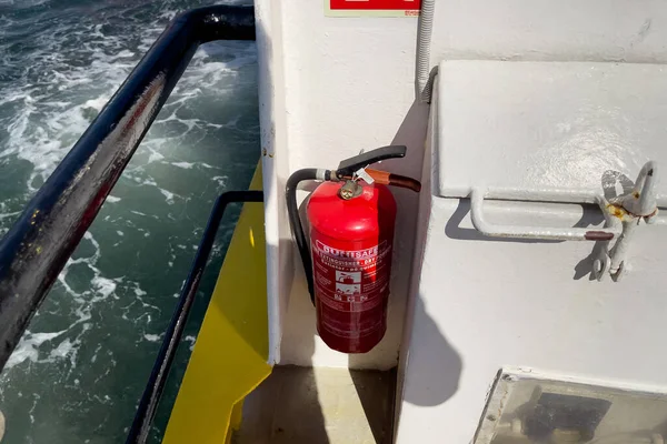 Lizbon 'da bir tur teknesinde güvenlik araçları.