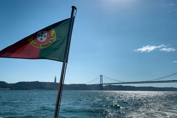 Flaga Portugalska Mostem Kwietnia Tle — Zdjęcie stockowe