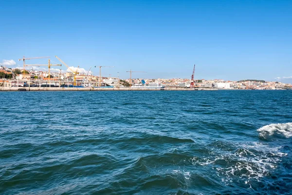 Blick Von Einer Fähre Auf Die Stadt Lissabon — Stockfoto