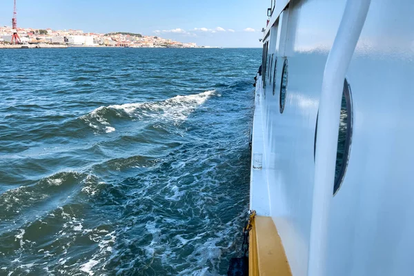 Передня Частина Екскурсійного Поромного Човна Пливе Морем Видом Місто Лісабон — стокове фото