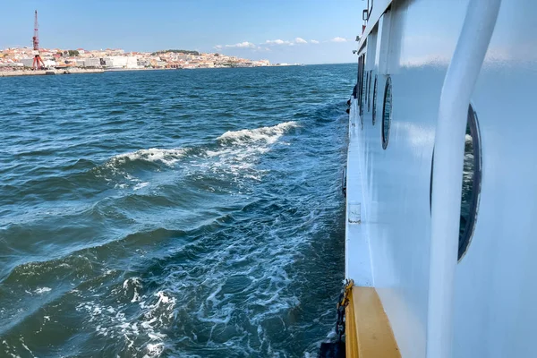 Utsidan Tur Färja Segling Havet Med Utsikt Över Staden Lissabon — Stockfoto