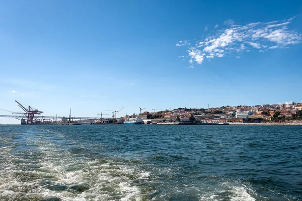 Vista Desde Ferry Turístico Sobre Ciudad Lisboa — Foto de Stock