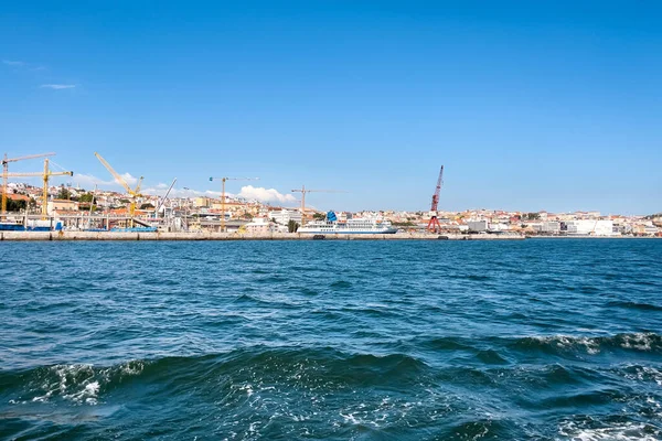 Blick Von Einer Fähre Auf Die Stadt Lissabon — Stockfoto