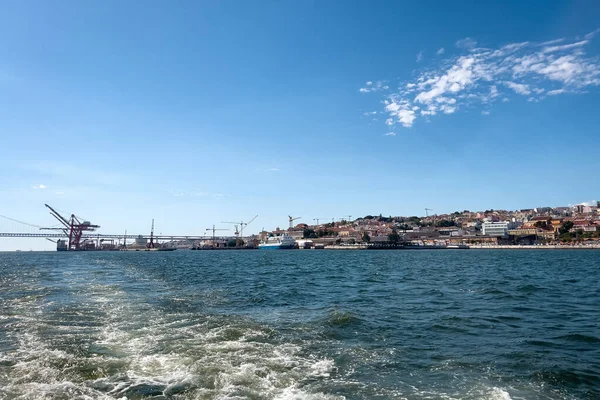 Una Mujer Caucásica Pie Transbordador Mirando Ciudad Lisboa — Foto de Stock