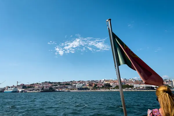 Uma Mulher Caucasiana Ferryboat Olhando Para Cidade Lisboa — Fotografia de Stock