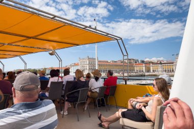 Bir grup turist Lizbon 'da bir tur teknesine biniyor.