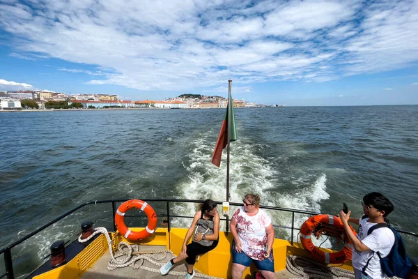 Eine Gruppe Von Touristen Auf Einem Ausflugsboot Lissabon — Stockfoto