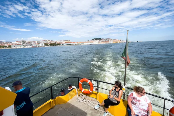 Grupp Turister Som Tar Tur Turné Båt Lissabon — Stockfoto