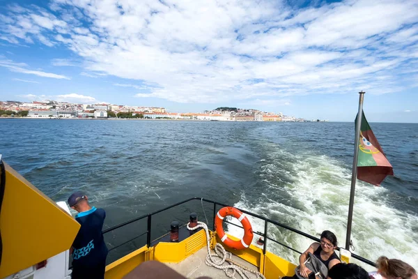 Groep Toeristen Maakt Een Ritje Een Rondvaartboot Lissabon — Stockfoto