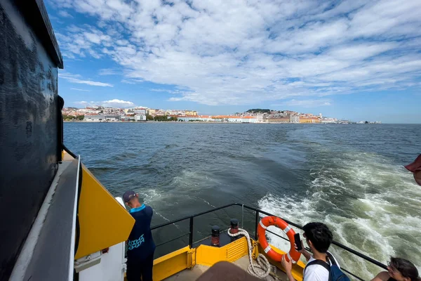 Groep Toeristen Maakt Een Ritje Een Rondvaartboot Lissabon — Stockfoto