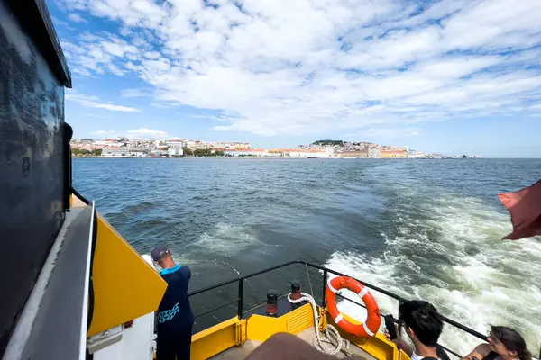 Grupp Turister Som Tar Tur Turné Båt Lissabon — Stockfoto