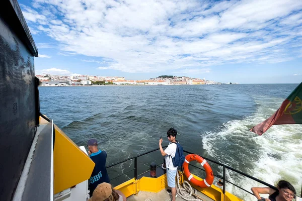 Grupa Turystów Przejażdżce Statkiem Wycieczkowym Lizbonie — Zdjęcie stockowe