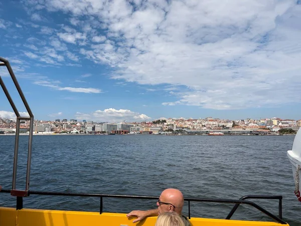 Grupo Turistas Passear Num Barco Turístico Lisboa — Fotografia de Stock