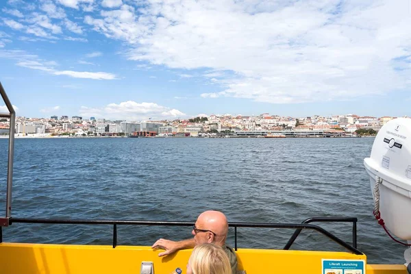 Grupp Turister Som Tar Tur Turné Båt Lissabon — Stockfoto