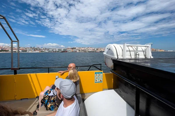 Grupp Turister Som Tar Tur Turné Båt Lissabon — Stockfoto