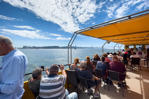 Grupo Turistas Dando Paseo Barco Turismo Lisboa —  Fotos de Stock