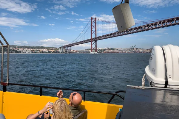 Grupp Turister Som Tar Tur Turné Båt Lissabon — Stockfoto