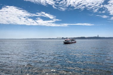 Lizbon 'da denizde yüzen bir tekne.