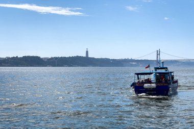 Lizbon 'da denizde yüzen bir tekne.