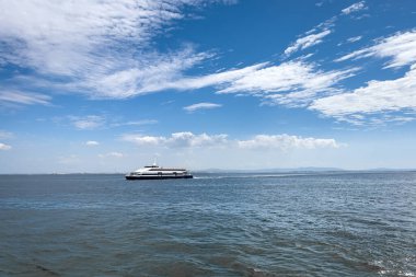 Lizbon 'da denizde yüzen bir tekne.