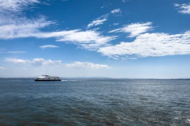Lizbon 'da denizde yüzen bir tekne.