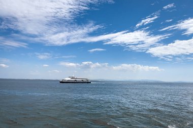 Lizbon 'da denizde yüzen bir tekne.