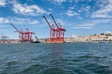Lizbon Limanı 'ndan geçen bir tur teknesinden görüntü
