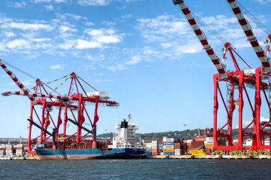 Lizbon Limanı 'ndan geçen bir tur teknesinden görüntü