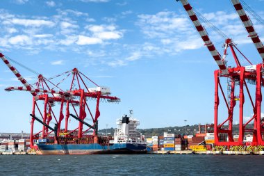 Lizbon Limanı 'ndan geçen bir tur teknesinden görüntü