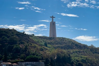 Lizbon 'daki kral heykeli İsa' nın yanından geçen bir feribottan görüntü