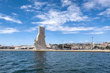 Lizbon 'daki Keşifler Anıtı üzerinde bir tur teknesinden görüntü