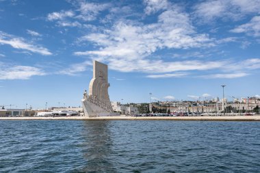 Lizbon 'daki Keşifler Anıtı üzerinde bir tur teknesinden görüntü