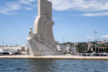 Lizbon 'daki Keşifler Anıtı üzerinde bir tur teknesinden görüntü
