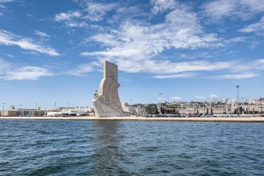 Lizbon 'daki Keşifler Anıtı üzerinde bir tur teknesinden görüntü